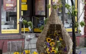 Galeria aktualności V edycja Festiwalu kwiat&oacute;w - przygotowania i oficjalne otwarcie.  54