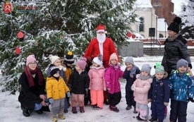 Dzieci, choinka i Św. Mikołaj na czarnkowskim rynku 8