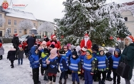 Dzieci, choinka i Św. Mikołaj na czarnkowskim rynku 12