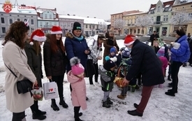 Dzieci, choinka i Św. Mikołaj na czarnkowskim rynku 13