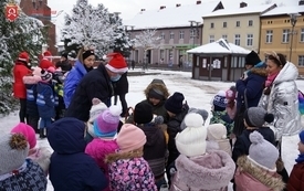 Dzieci, choinka i Św. Mikołaj na czarnkowskim rynku 15