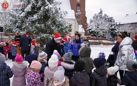 Dzieci, choinka i Św. Mikołaj na czarnkowskim rynku 16