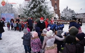 Dzieci, choinka i Św. Mikołaj na czarnkowskim rynku 17