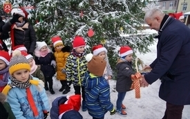 Dzieci, choinka i Św. Mikołaj na czarnkowskim rynku 20