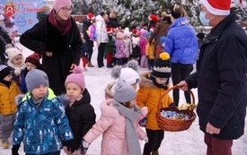 Dzieci, choinka i Św. Mikołaj na czarnkowskim rynku 23