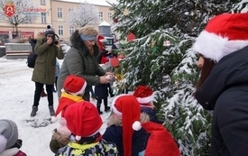 Dzieci, choinka i Św. Mikołaj na czarnkowskim rynku 31