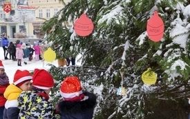 Dzieci, choinka i Św. Mikołaj na czarnkowskim rynku 32