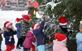 Dzieci, choinka i Św. Mikołaj na czarnkowskim rynku 42