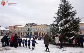 Dzieci, choinka i Św. Mikołaj na czarnkowskim rynku 43