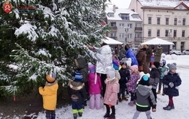 Dzieci, choinka i Św. Mikołaj na czarnkowskim rynku 51