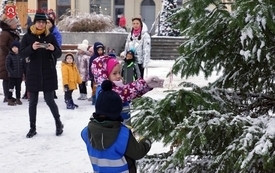 Dzieci, choinka i Św. Mikołaj na czarnkowskim rynku 60