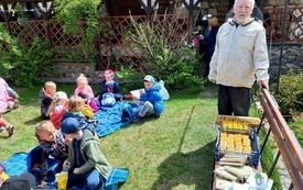 Przedszkolaki poznają pożyteczne owady. 2