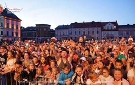 Fotogaleria z koncert&oacute;w zespoł&oacute;w: FROM, IRA oraz CLEO, kt&oacute;re odbyły się podczas Dni Ziemi Czarnkowskiej 2022 81