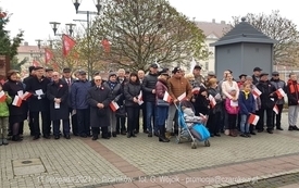 Odśpiewanie Hymnu Polski na Placu Wolności w Czarnkowie - 11.11.2021. w 103. rocznicę odzyskania przez Polskę niepodległości. 7