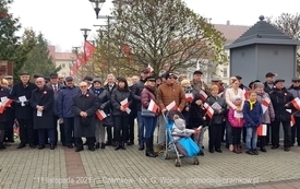 Odśpiewanie Hymnu Polski na Placu Wolności w Czarnkowie - 11.11.2021. w 103. rocznicę odzyskania przez Polskę niepodległości. 11