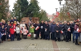 Odśpiewanie Hymnu Polski na Placu Wolności w Czarnkowie - 11.11.2021. w 103. rocznicę odzyskania przez Polskę niepodległości. 12