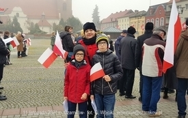 Odśpiewanie Hymnu Polski na Placu Wolności w Czarnkowie - 11.11.2021. w 103. rocznicę odzyskania przez Polskę niepodległości. 16