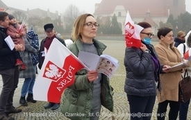 Odśpiewanie Hymnu Polski na Placu Wolności w Czarnkowie - 11.11.2021. w 103. rocznicę odzyskania przez Polskę niepodległości. 25