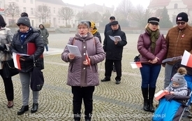 Odśpiewanie Hymnu Polski na Placu Wolności w Czarnkowie - 11.11.2021. w 103. rocznicę odzyskania przez Polskę niepodległości. 27