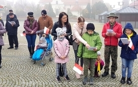 Odśpiewanie Hymnu Polski na Placu Wolności w Czarnkowie - 11.11.2021. w 103. rocznicę odzyskania przez Polskę niepodległości. 28