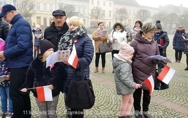 Odśpiewanie Hymnu Polski na Placu Wolności w Czarnkowie - 11.11.2021. w 103. rocznicę odzyskania przez Polskę niepodległości. 29