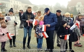 Odśpiewanie Hymnu Polski na Placu Wolności w Czarnkowie - 11.11.2021. w 103. rocznicę odzyskania przez Polskę niepodległości. 31