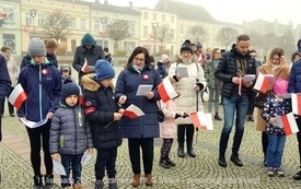 Odśpiewanie Hymnu Polski na Placu Wolności w Czarnkowie - 11.11.2021. w 103. rocznicę odzyskania przez Polskę niepodległości. 32