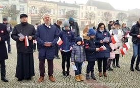 Odśpiewanie Hymnu Polski na Placu Wolności w Czarnkowie - 11.11.2021. w 103. rocznicę odzyskania przez Polskę niepodległości. 33