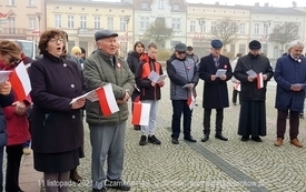 Odśpiewanie Hymnu Polski na Placu Wolności w Czarnkowie - 11.11.2021. w 103. rocznicę odzyskania przez Polskę niepodległości. 34