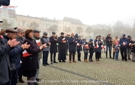 Odśpiewanie Hymnu Polski na Placu Wolności w Czarnkowie - 11.11.2021. w 103. rocznicę odzyskania przez Polskę niepodległości. 36