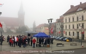 Odśpiewanie Hymnu Polski na Placu Wolności w Czarnkowie - 11.11.2021. w 103. rocznicę odzyskania przez Polskę niepodległości. 37