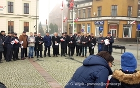 Odśpiewanie Hymnu Polski na Placu Wolności w Czarnkowie - 11.11.2021. w 103. rocznicę odzyskania przez Polskę niepodległości. 40