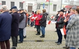 Odśpiewanie Hymnu Polski na Placu Wolności w Czarnkowie - 11.11.2021. w 103. rocznicę odzyskania przez Polskę niepodległości. 41