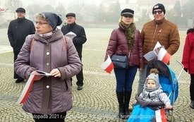 Odśpiewanie Hymnu Polski na Placu Wolności w Czarnkowie - 11.11.2021. w 103. rocznicę odzyskania przez Polskę niepodległości. 42