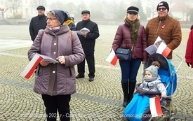 Odśpiewanie Hymnu Polski na Placu Wolności w Czarnkowie - 11.11.2021. w 103. rocznicę odzyskania przez Polskę niepodległości. 43