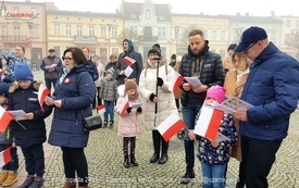 Odśpiewanie Hymnu Polski na Placu Wolności w Czarnkowie - 11.11.2021. w 103. rocznicę odzyskania przez Polskę niepodległości. 46