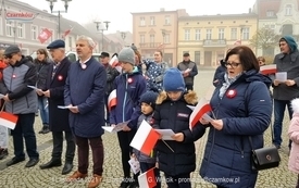 Odśpiewanie Hymnu Polski na Placu Wolności w Czarnkowie - 11.11.2021. w 103. rocznicę odzyskania przez Polskę niepodległości. 47