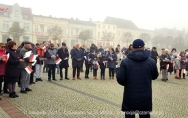 Odśpiewanie Hymnu Polski na Placu Wolności w Czarnkowie - 11.11.2021. w 103. rocznicę odzyskania przez Polskę niepodległości. 49