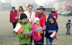 Odśpiewanie Hymnu Polski na Placu Wolności w Czarnkowie - 11.11.2021. w 103. rocznicę odzyskania przez Polskę niepodległości. 52