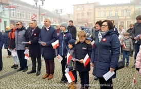 Odśpiewanie Hymnu Polski na Placu Wolności w Czarnkowie - 11.11.2021. w 103. rocznicę odzyskania przez Polskę niepodległości. 54