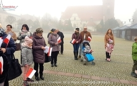 Odśpiewanie Hymnu Polski na Placu Wolności w Czarnkowie - 11.11.2021. w 103. rocznicę odzyskania przez Polskę niepodległości. 55