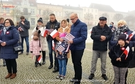 Odśpiewanie Hymnu Polski na Placu Wolności w Czarnkowie - 11.11.2021. w 103. rocznicę odzyskania przez Polskę niepodległości. 56