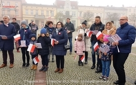 Odśpiewanie Hymnu Polski na Placu Wolności w Czarnkowie - 11.11.2021. w 103. rocznicę odzyskania przez Polskę niepodległości. 57