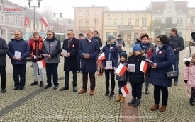 Odśpiewanie Hymnu Polski na Placu Wolności w Czarnkowie - 11.11.2021. w 103. rocznicę odzyskania przez Polskę niepodległości. 58