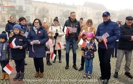 Odśpiewanie Hymnu Polski na Placu Wolności w Czarnkowie - 11.11.2021. w 103. rocznicę odzyskania przez Polskę niepodległości. 63