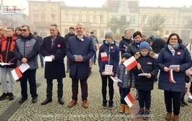 Odśpiewanie Hymnu Polski na Placu Wolności w Czarnkowie - 11.11.2021. w 103. rocznicę odzyskania przez Polskę niepodległości. 64