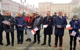 Odśpiewanie Hymnu Polski na Placu Wolności w Czarnkowie - 11.11.2021. w 103. rocznicę odzyskania przez Polskę niepodległości. 66