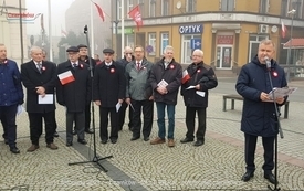 Odśpiewanie Hymnu Polski na Placu Wolności w Czarnkowie - 11.11.2021. w 103. rocznicę odzyskania przez Polskę niepodległości. 67