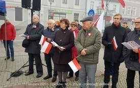 Odśpiewanie Hymnu Polski na Placu Wolności w Czarnkowie - 11.11.2021. w 103. rocznicę odzyskania przez Polskę niepodległości. 68