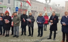 Odśpiewanie Hymnu Polski na Placu Wolności w Czarnkowie - 11.11.2021. w 103. rocznicę odzyskania przez Polskę niepodległości. 69